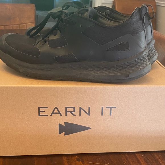 Earn It Black Athletic Men's Shoes - Picture 1 of 6